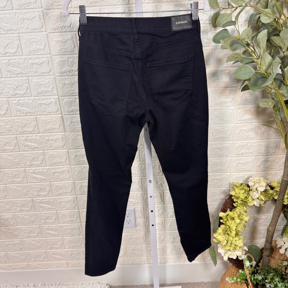 Express Midrise Distressed Skinny. Size 2R - Picture 10 of 12